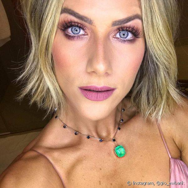Giovanna Ewbank escolheu uma maquiagem rosa, com sombra cintilante e batom matte para o casamento de Marina Ruy Barbosa (Foto: Instagram @gio_ewbank)
